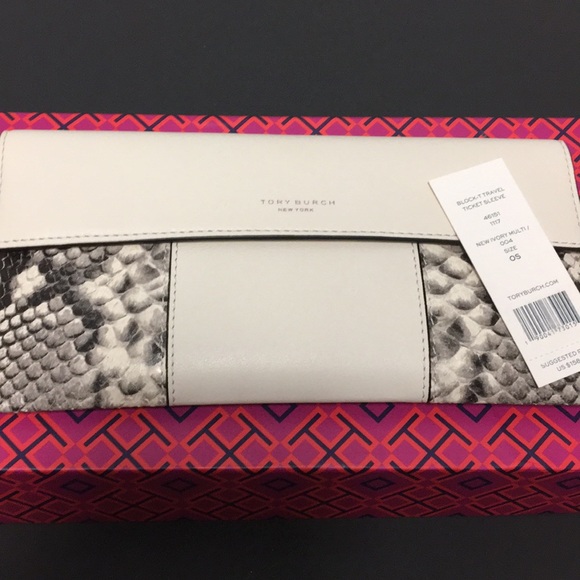 ❌SOLD❌NWT TORY BURCH LEATHER BLOCK T TRAVEL WALLET - Picture 5 of 7